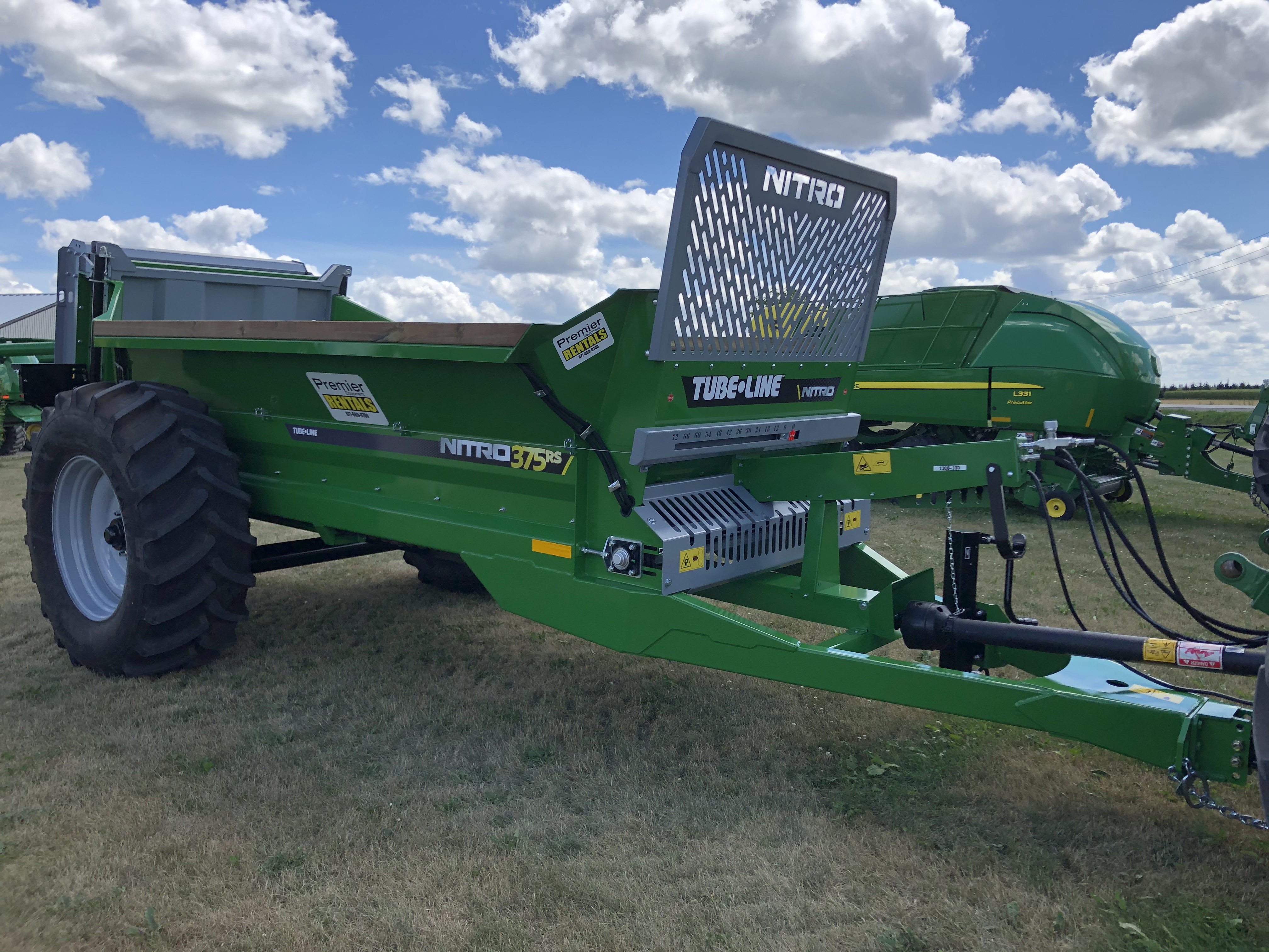 premier-equipment-rentals-manure-spreaders