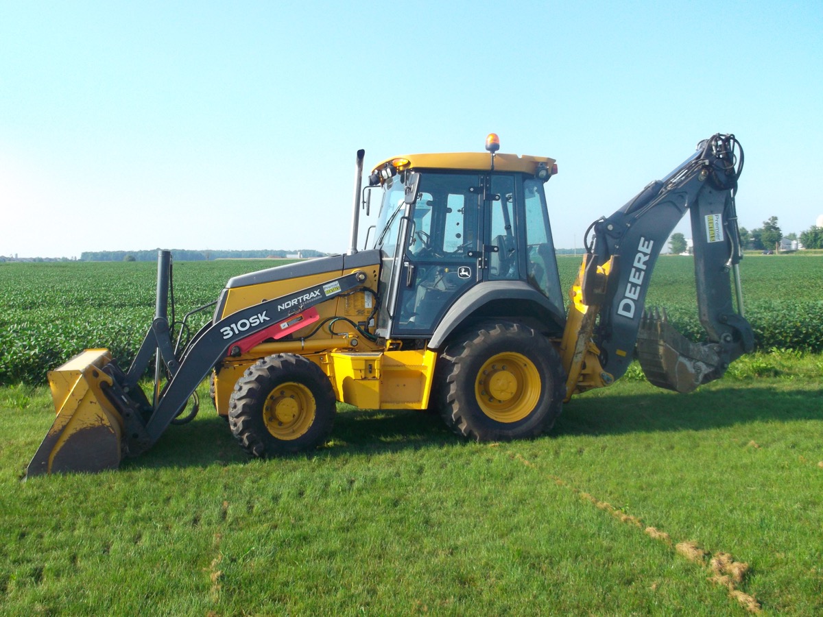 premier-equipment-rentals-full-size-backhoes